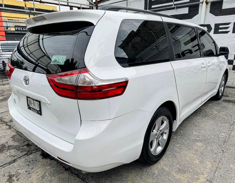 Toyota Sienna CE 2017