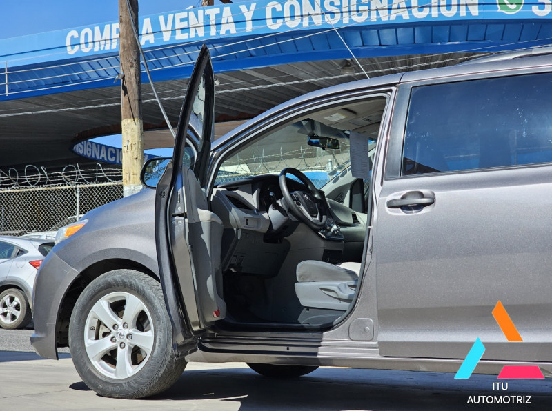 Toyota Sienna CE 2015