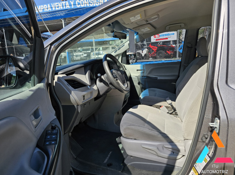 Toyota Sienna CE 2015