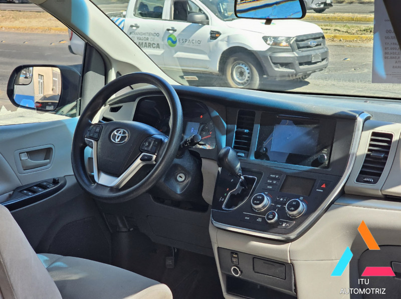 Toyota Sienna CE 2015