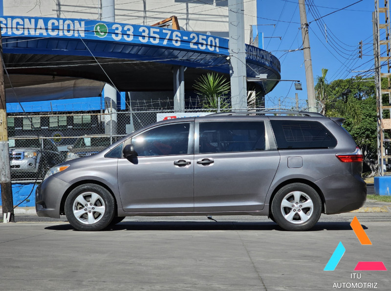Toyota Sienna CE 2015