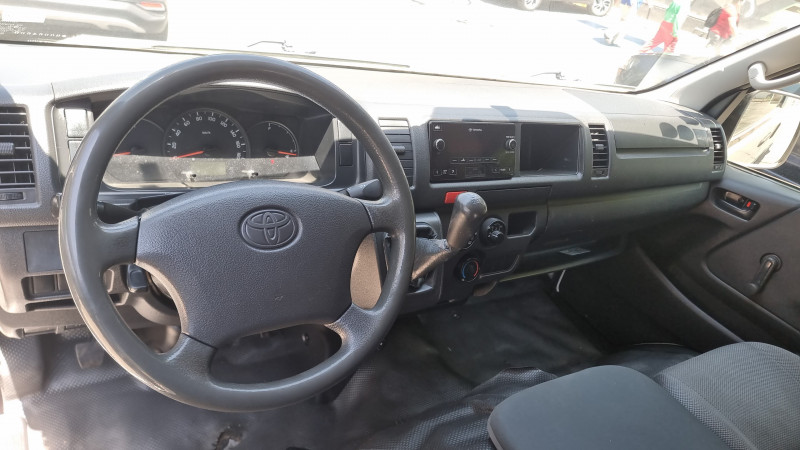 Toyota Hiace SUPER LARGA 2016