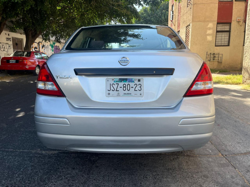 Nissan Tiida Drive 2013