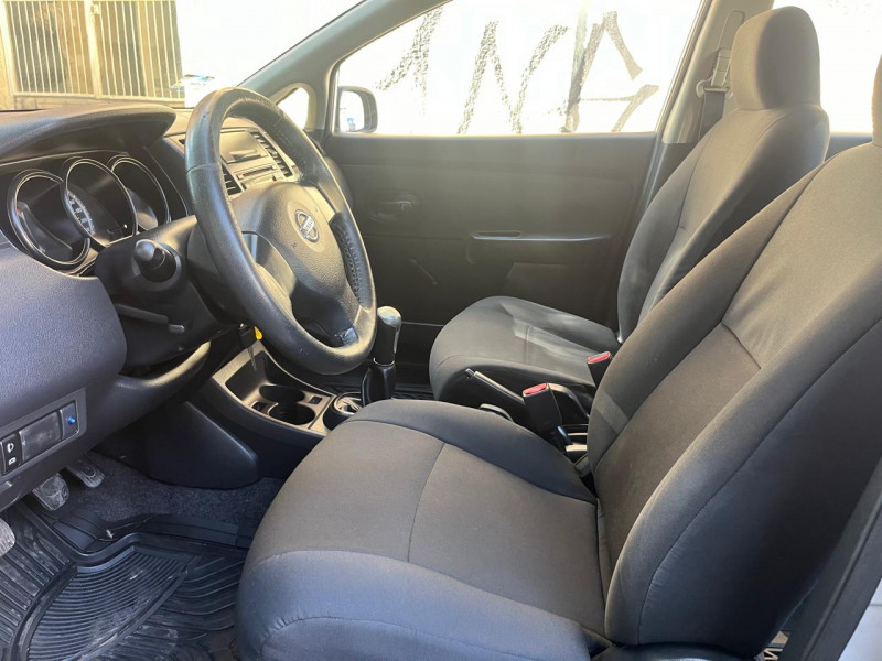Nissan Tiida Drive 2013