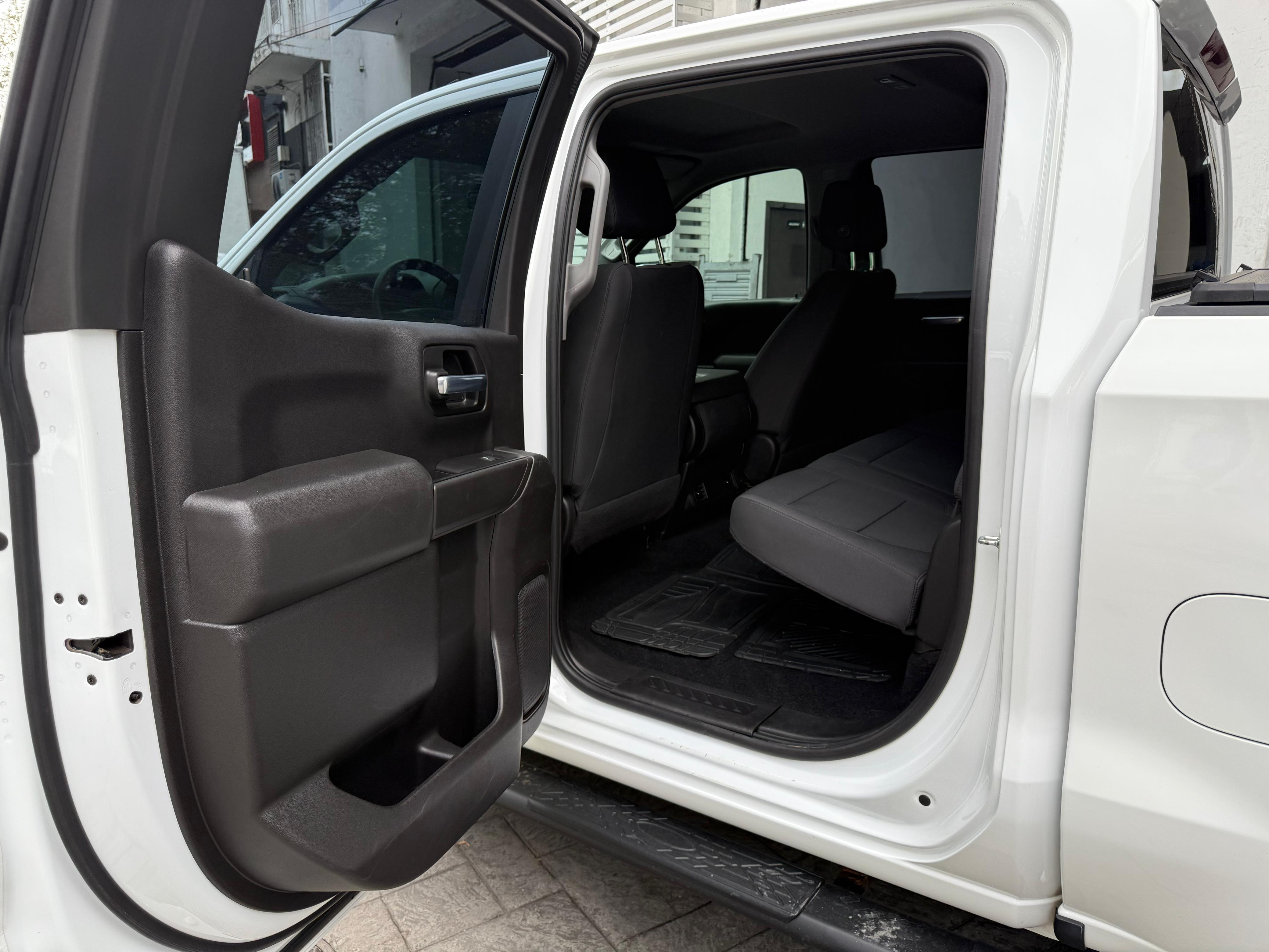Chevrolet Nueva Silverado 4 puertas 2021