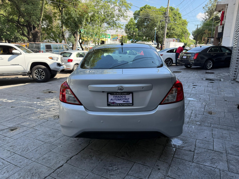 Nissan Versa advance 2017
