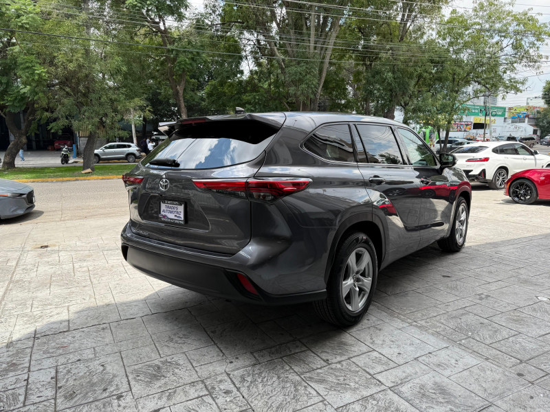 Toyota Highlander LE 2021