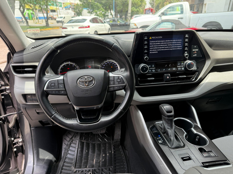 Toyota Highlander LE 2021