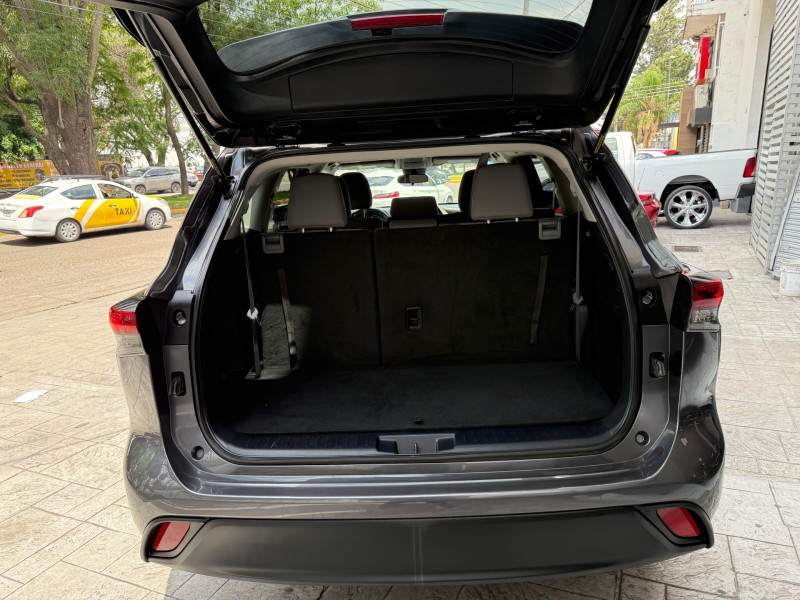 Toyota Highlander LE 2021
