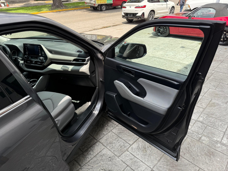 Toyota Highlander LE 2021