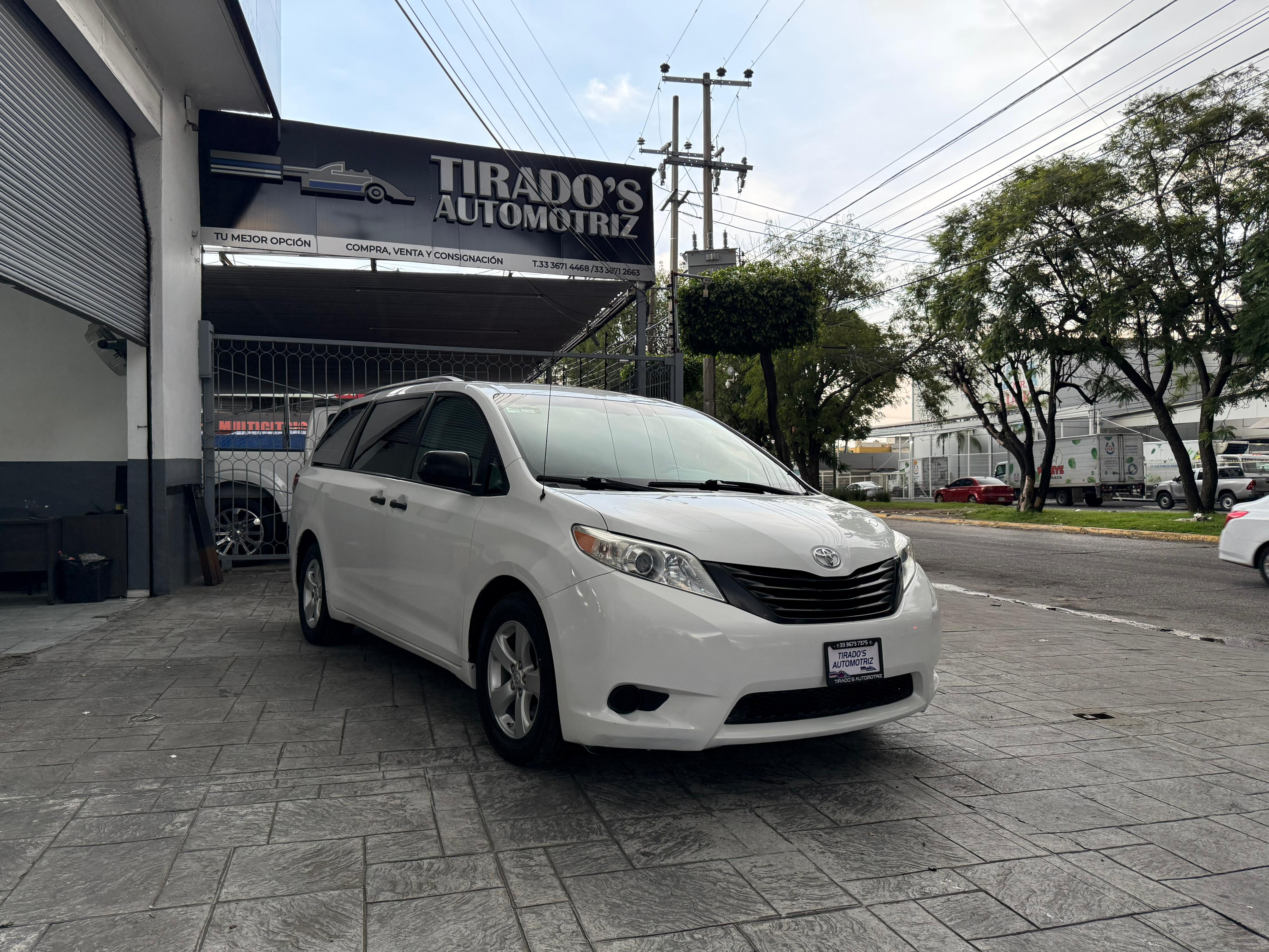 Toyota Sienna CE 2013