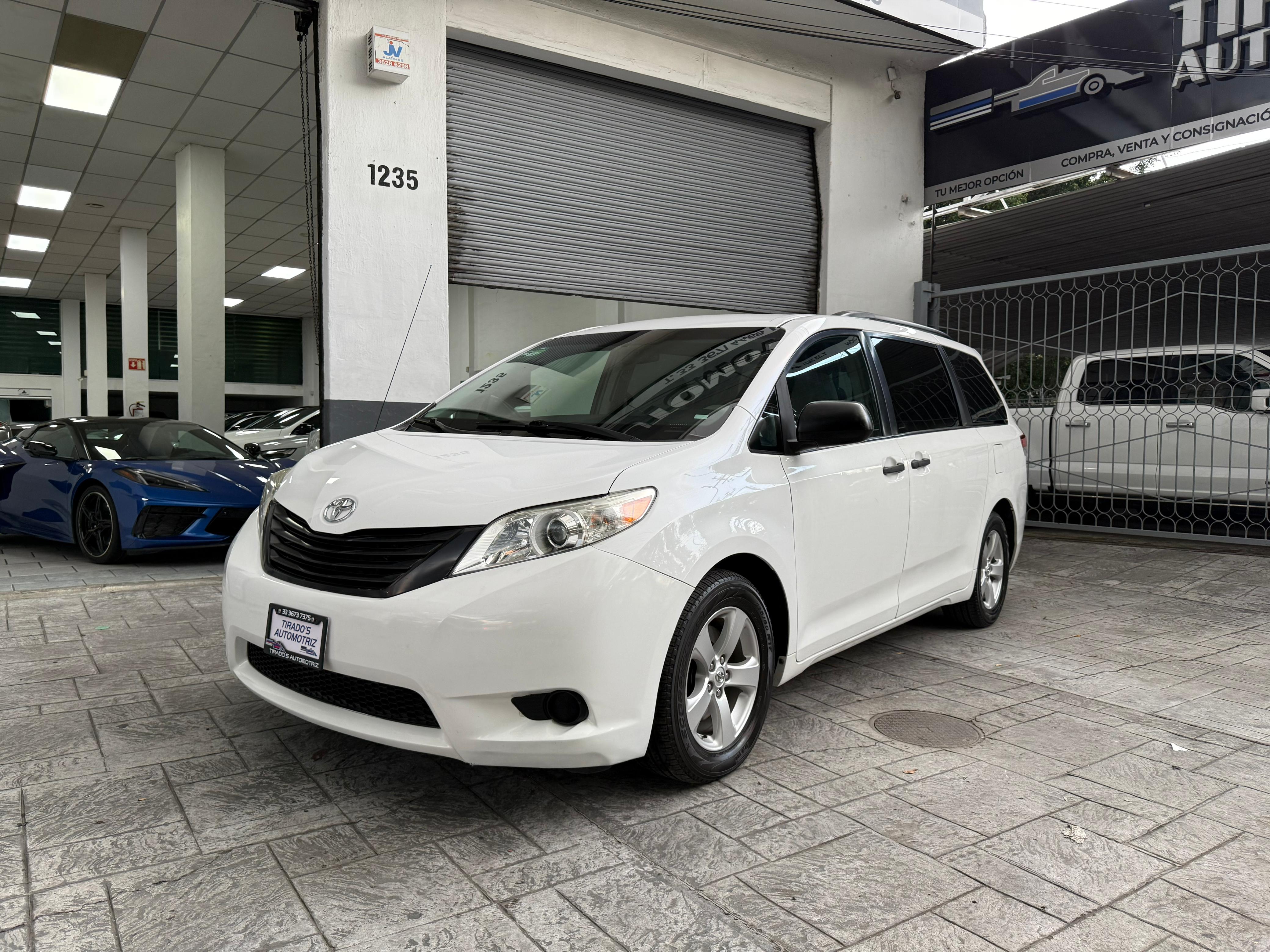 Toyota Sienna CE 2013