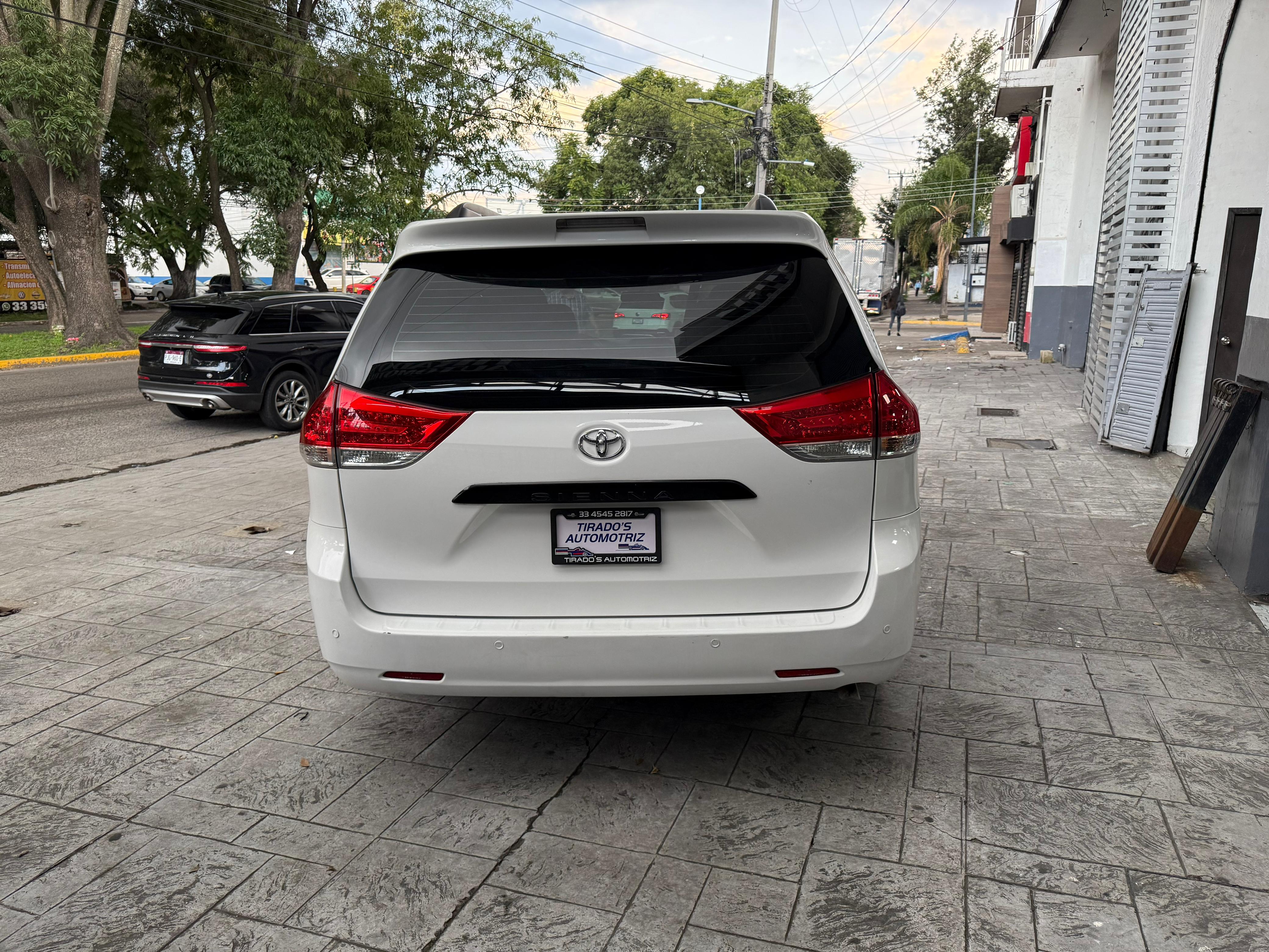 Toyota Sienna CE 2013