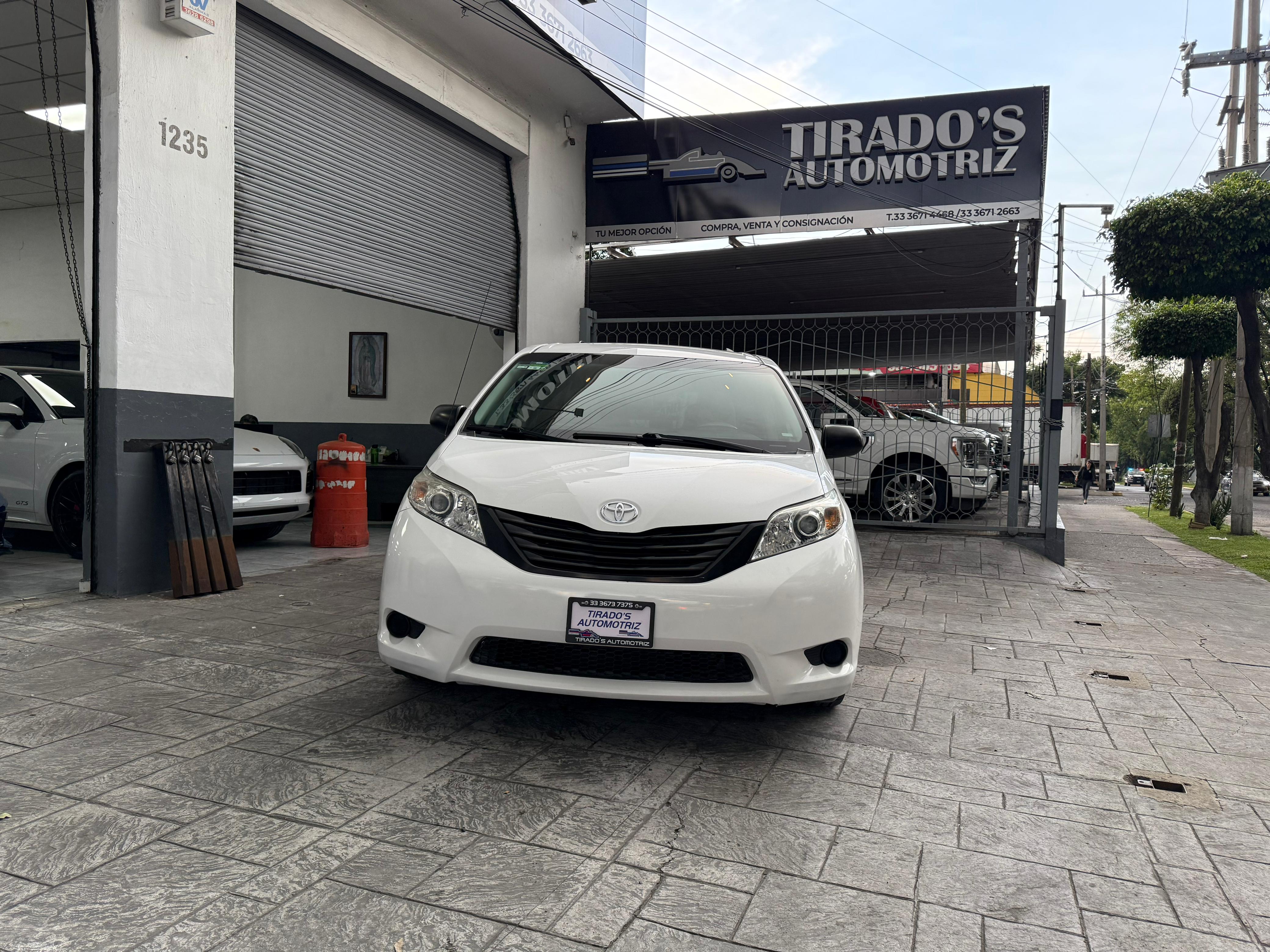 Toyota Sienna CE 2013