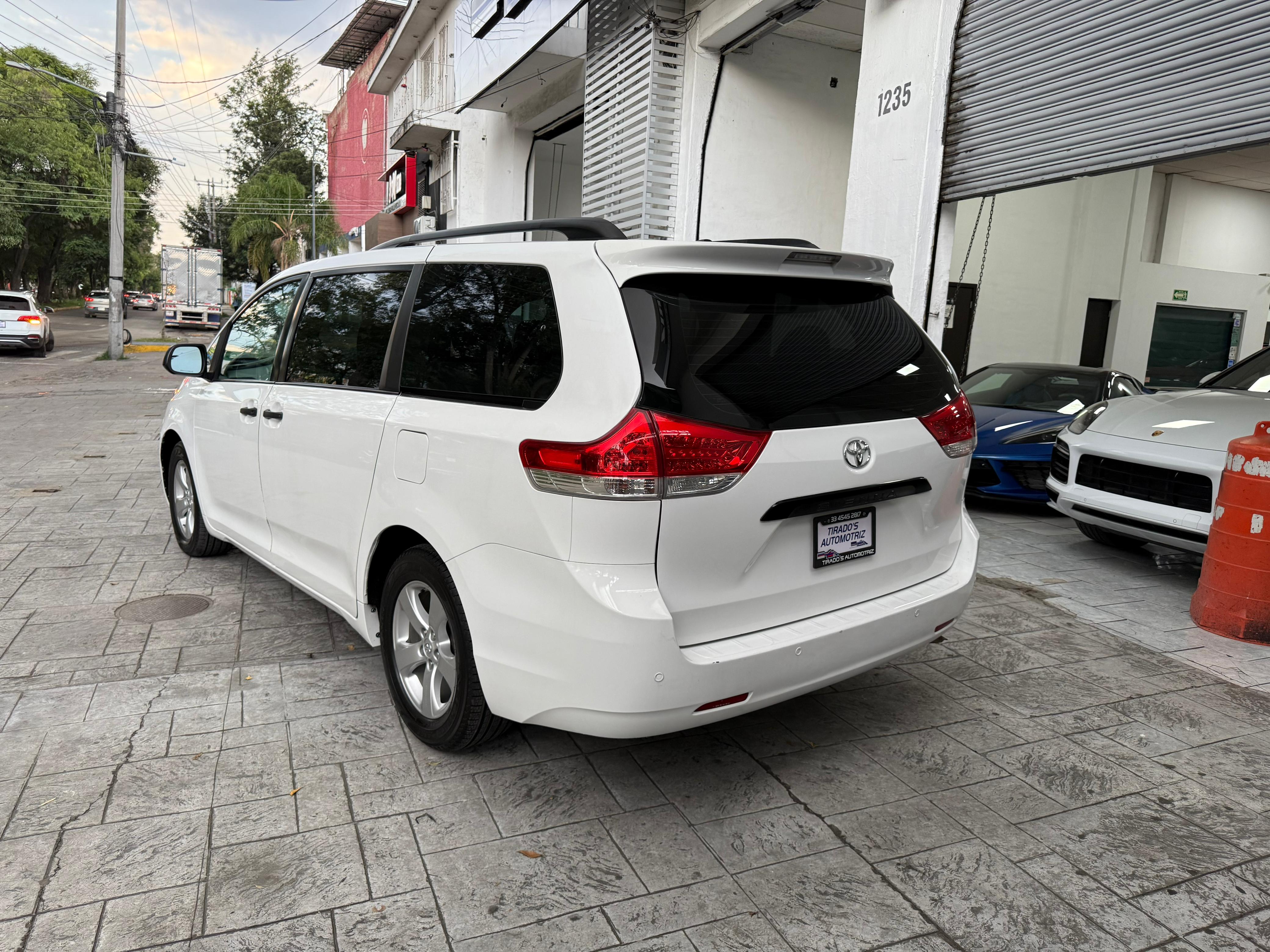 Toyota Sienna CE 2013