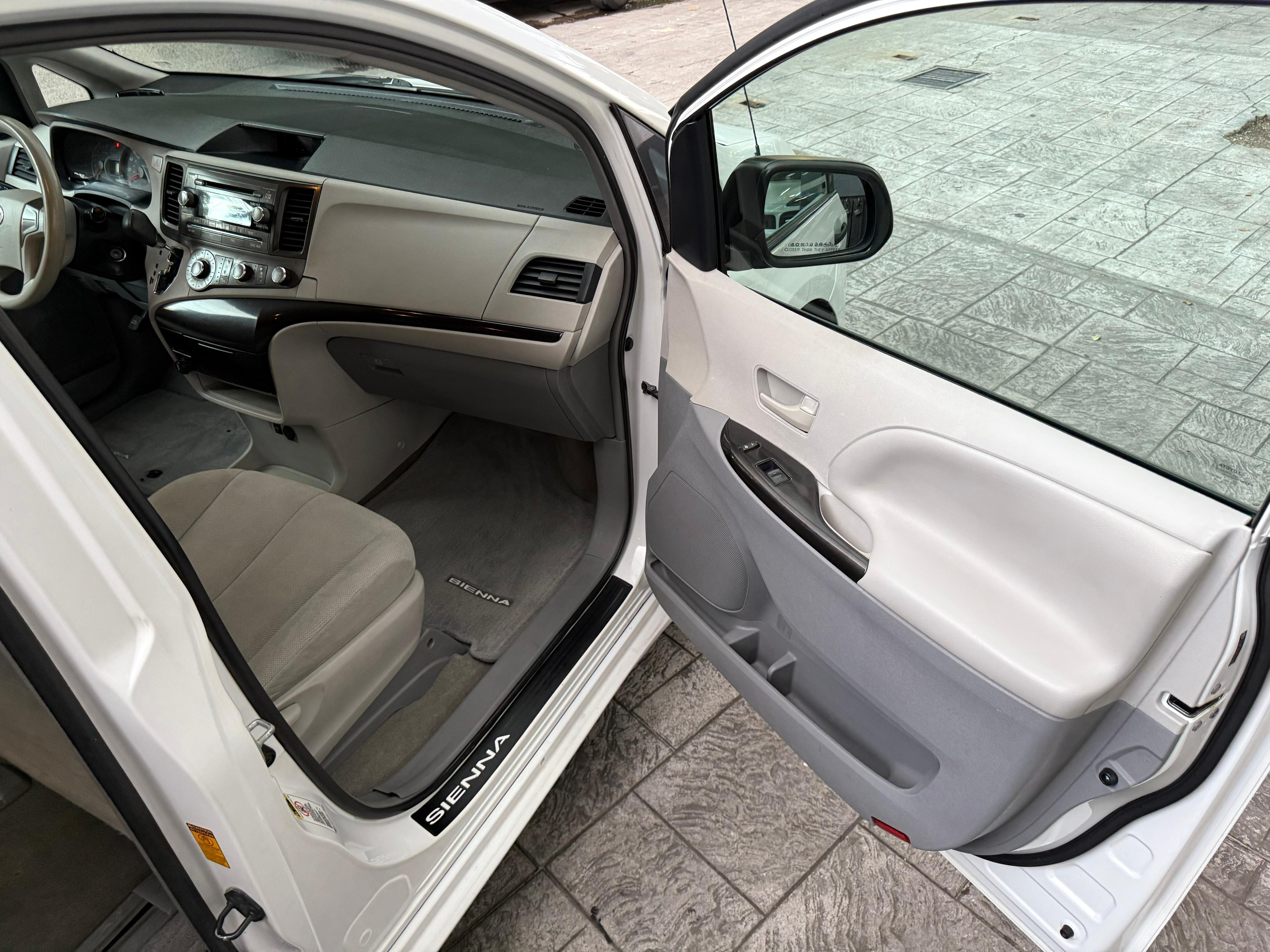 Toyota Sienna CE 2013