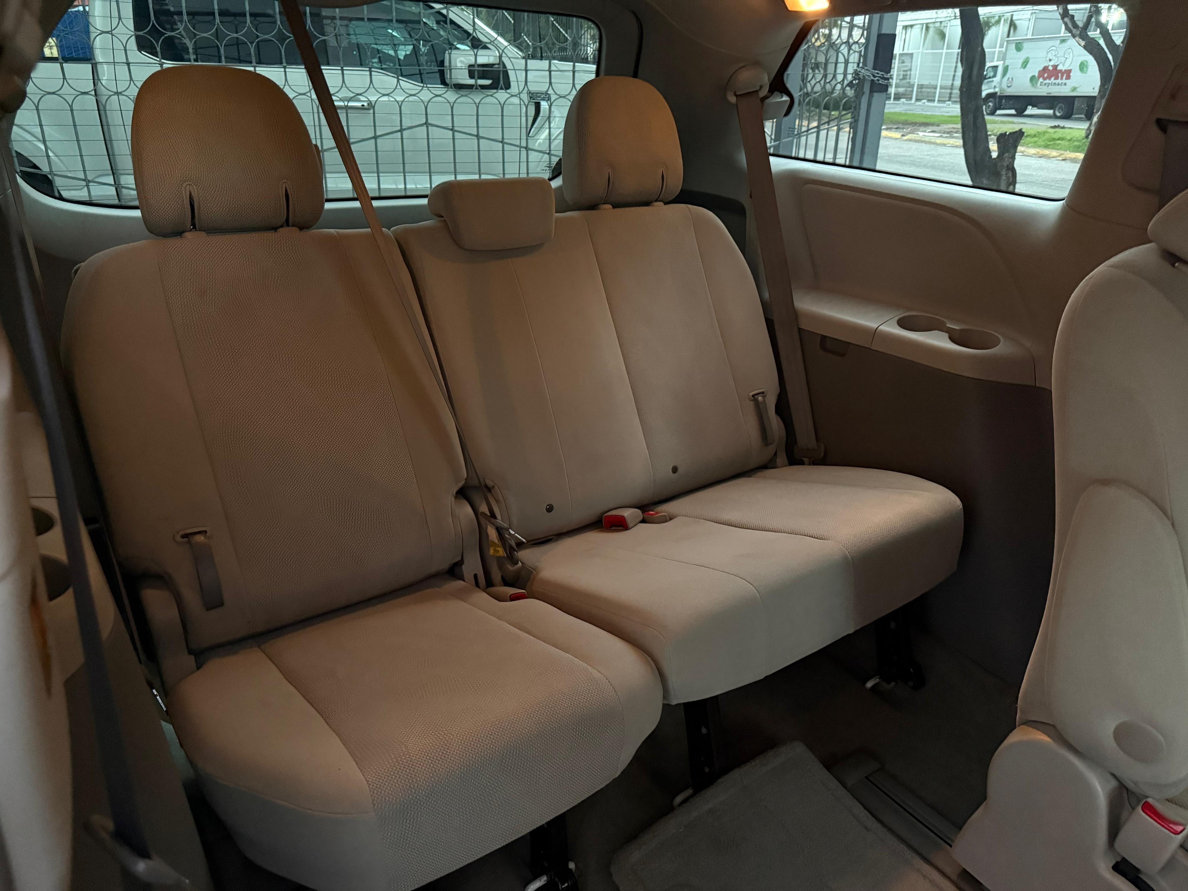 Toyota Sienna CE 2013