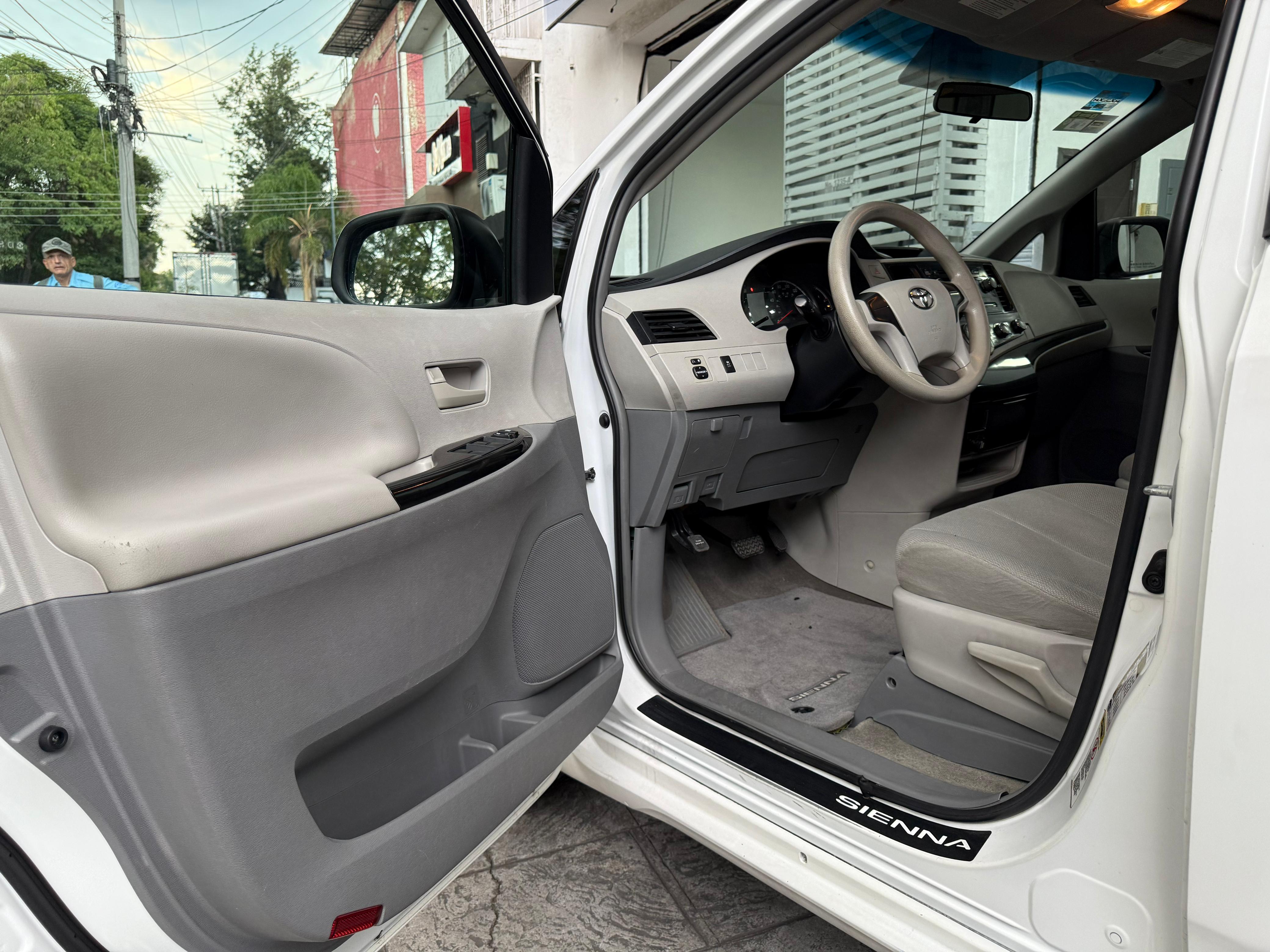 Toyota Sienna CE 2013