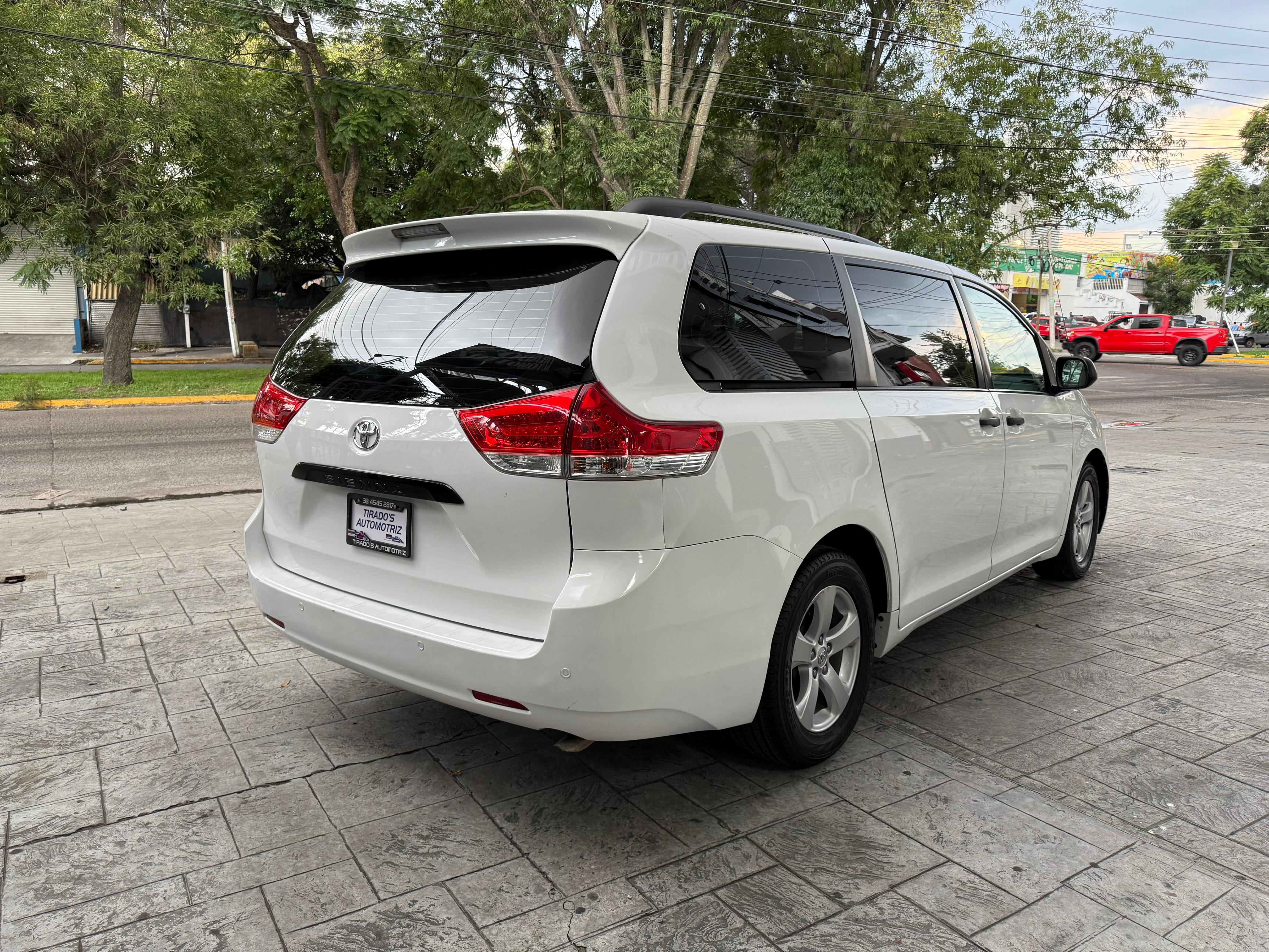 Toyota Sienna CE 2013