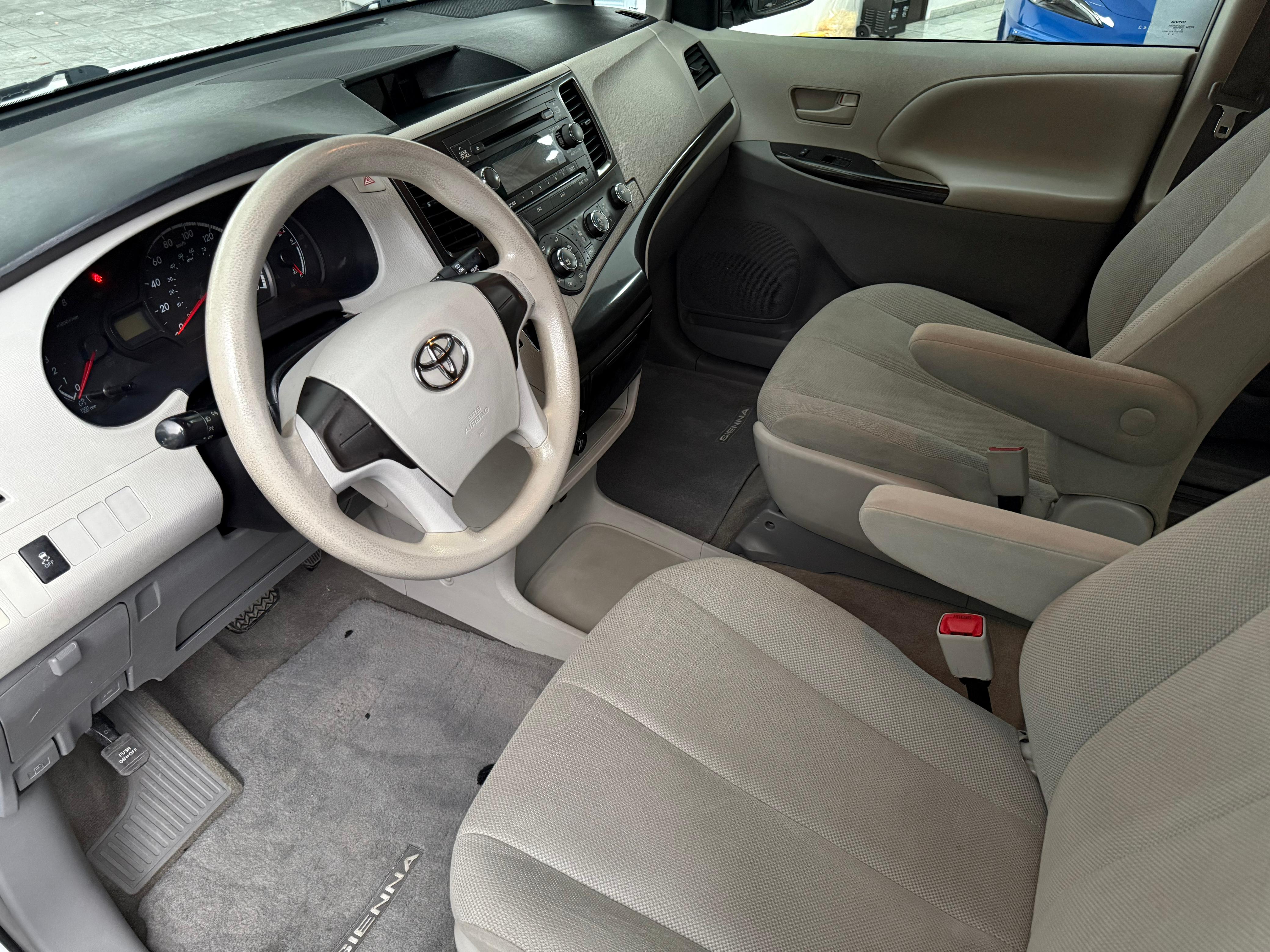Toyota Sienna CE 2013