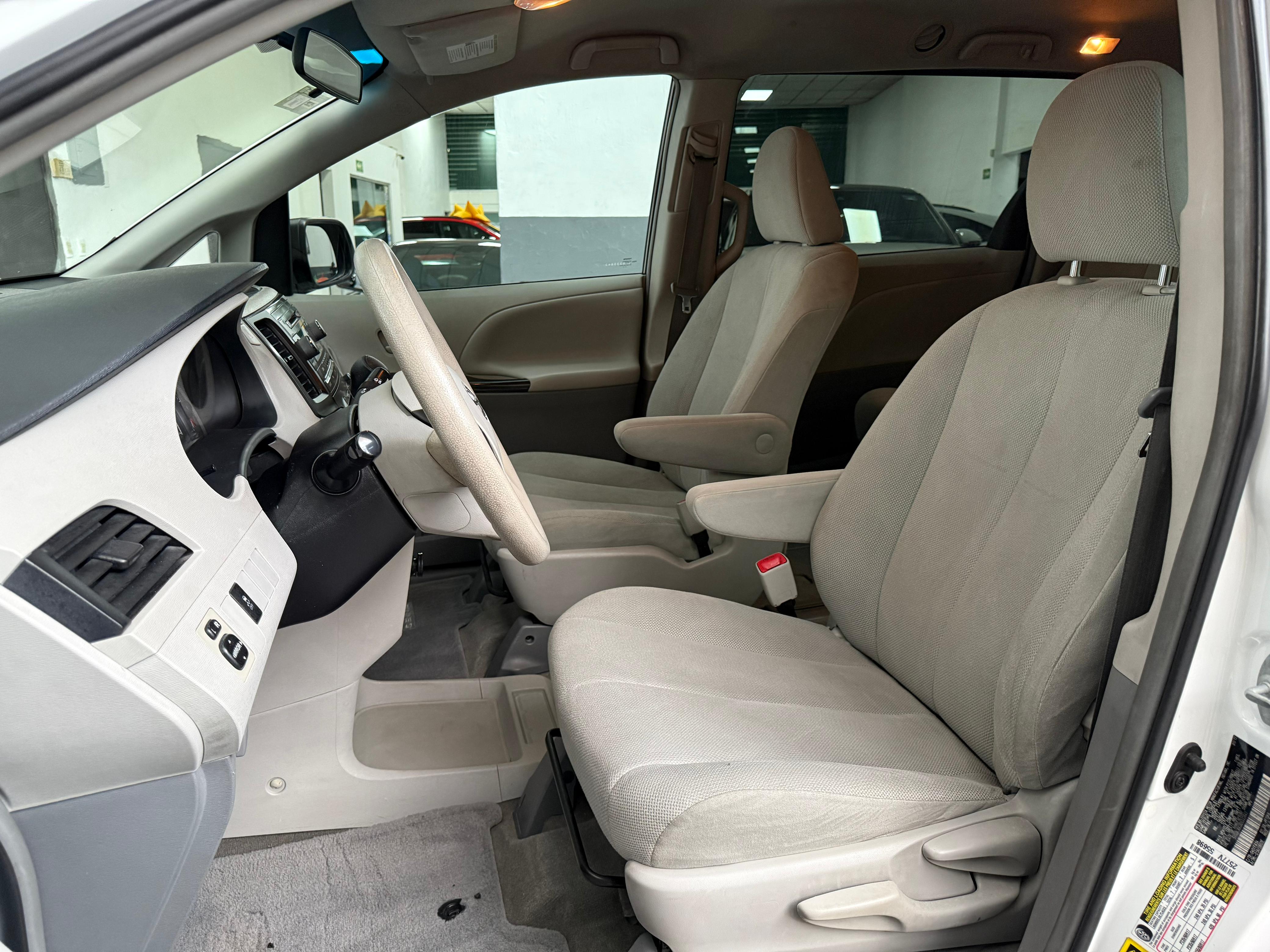 Toyota Sienna CE 2013