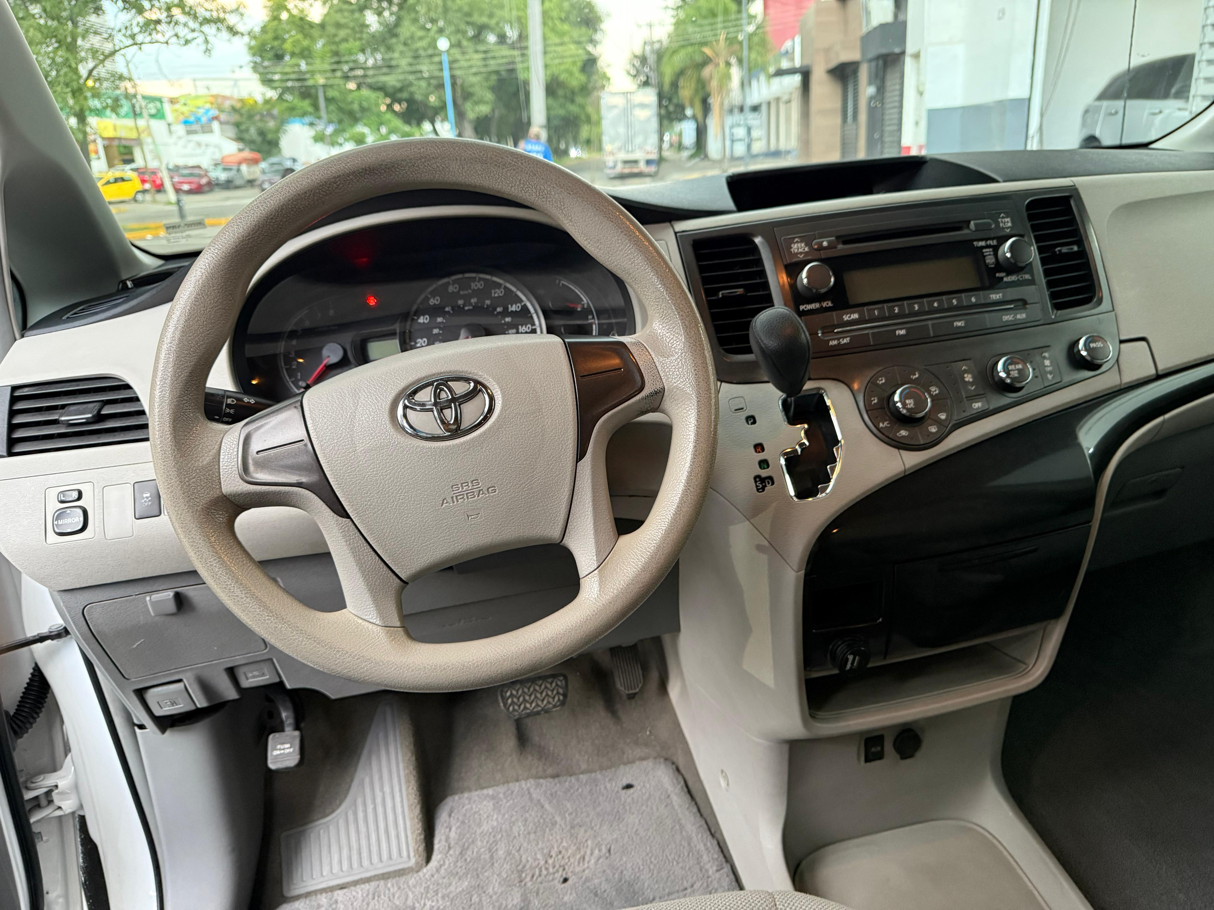 Toyota Sienna CE 2013