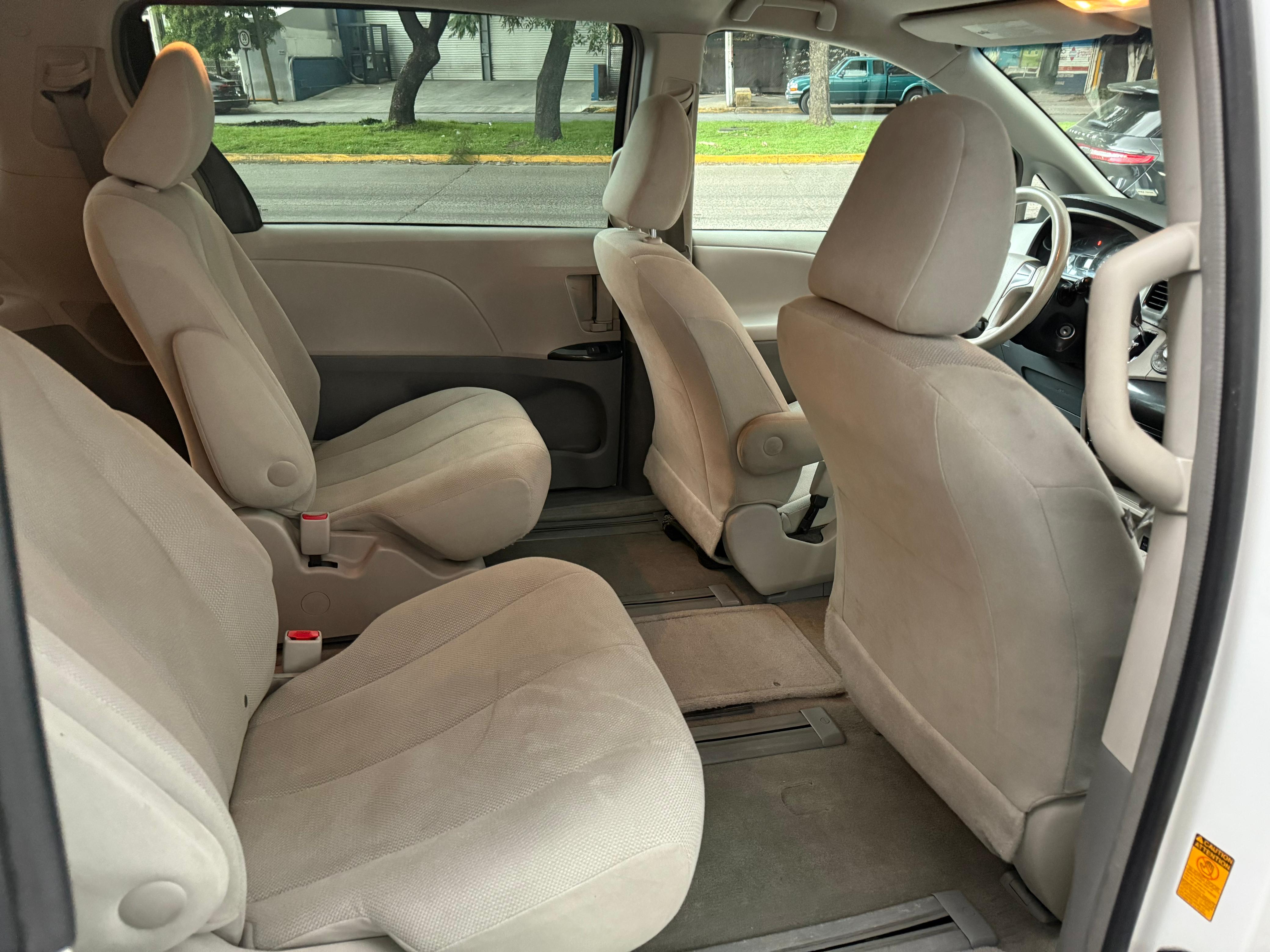 Toyota Sienna CE 2013