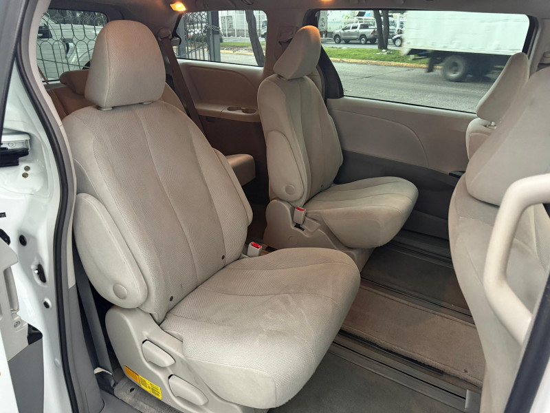 Toyota Sienna CE 2013