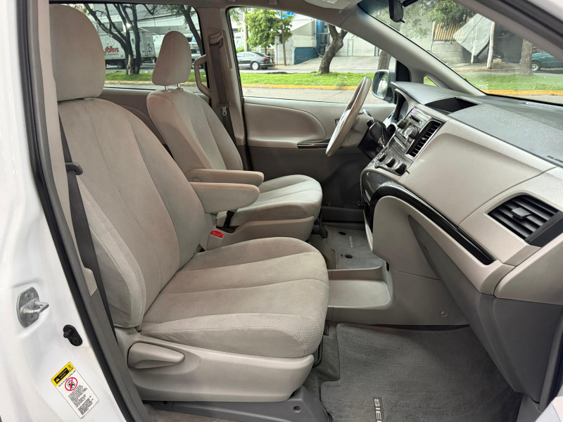 Toyota Sienna CE 2013