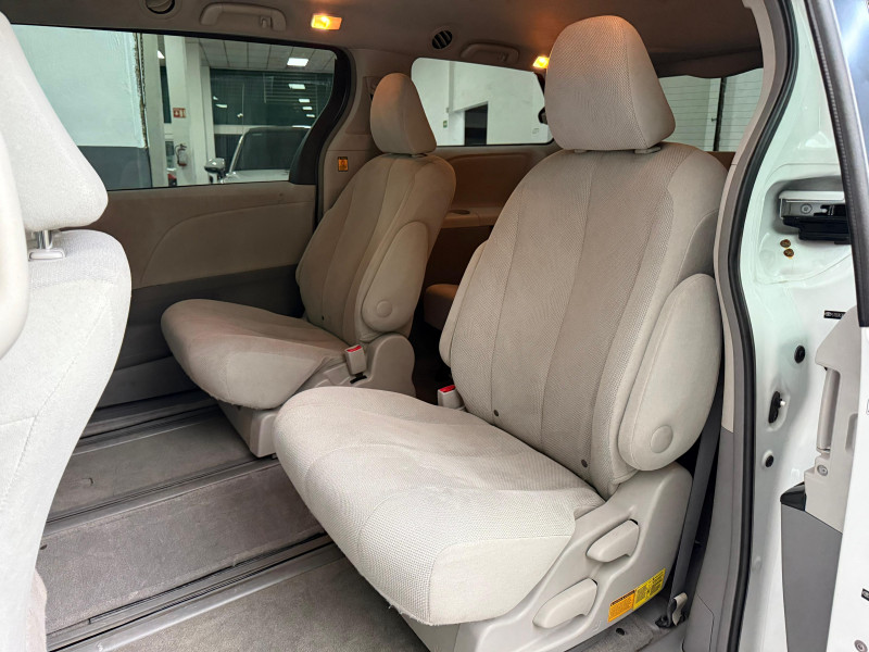 Toyota Sienna CE 2013