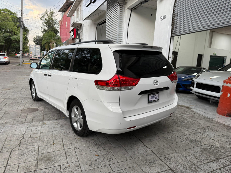 Toyota Sienna CE 2013