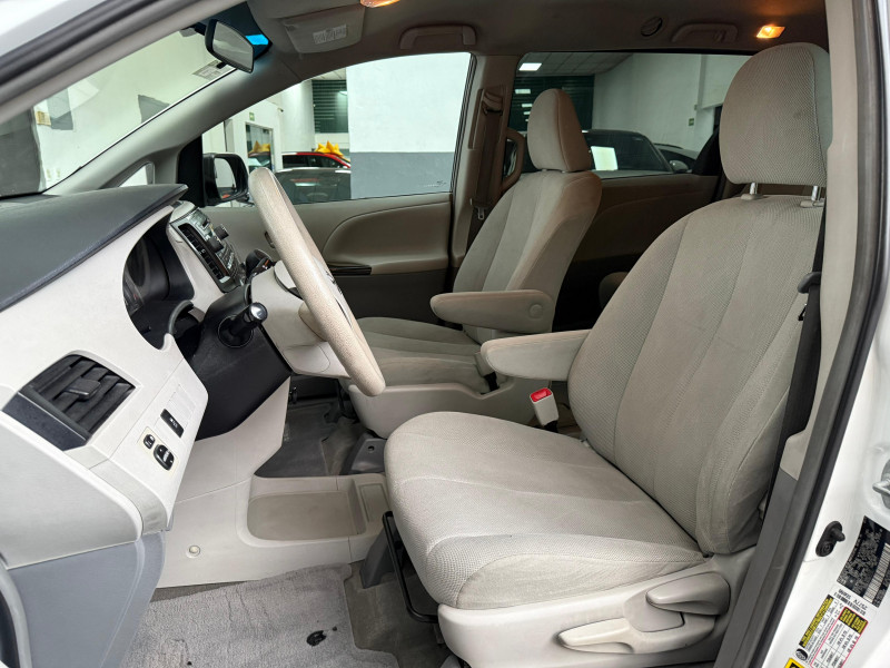 Toyota Sienna CE 2013