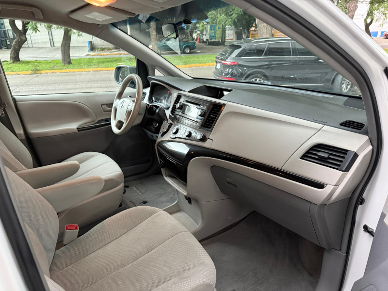 Toyota Sienna CE 2013