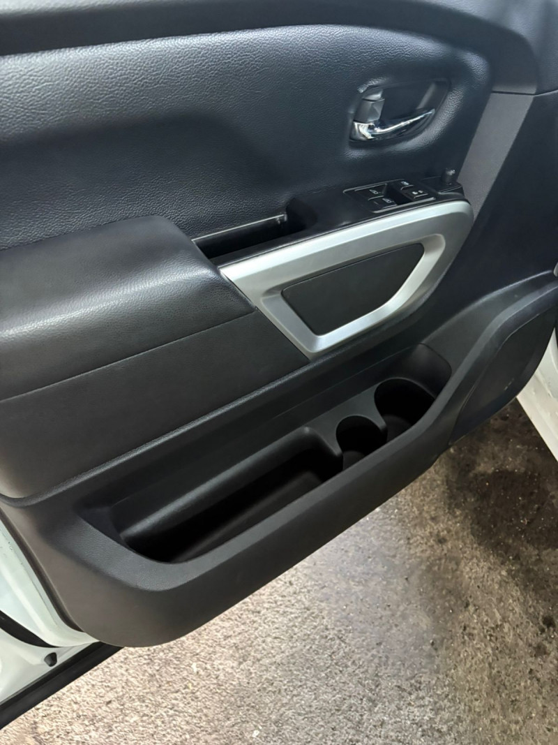 Nissan Titan crew cab 2017