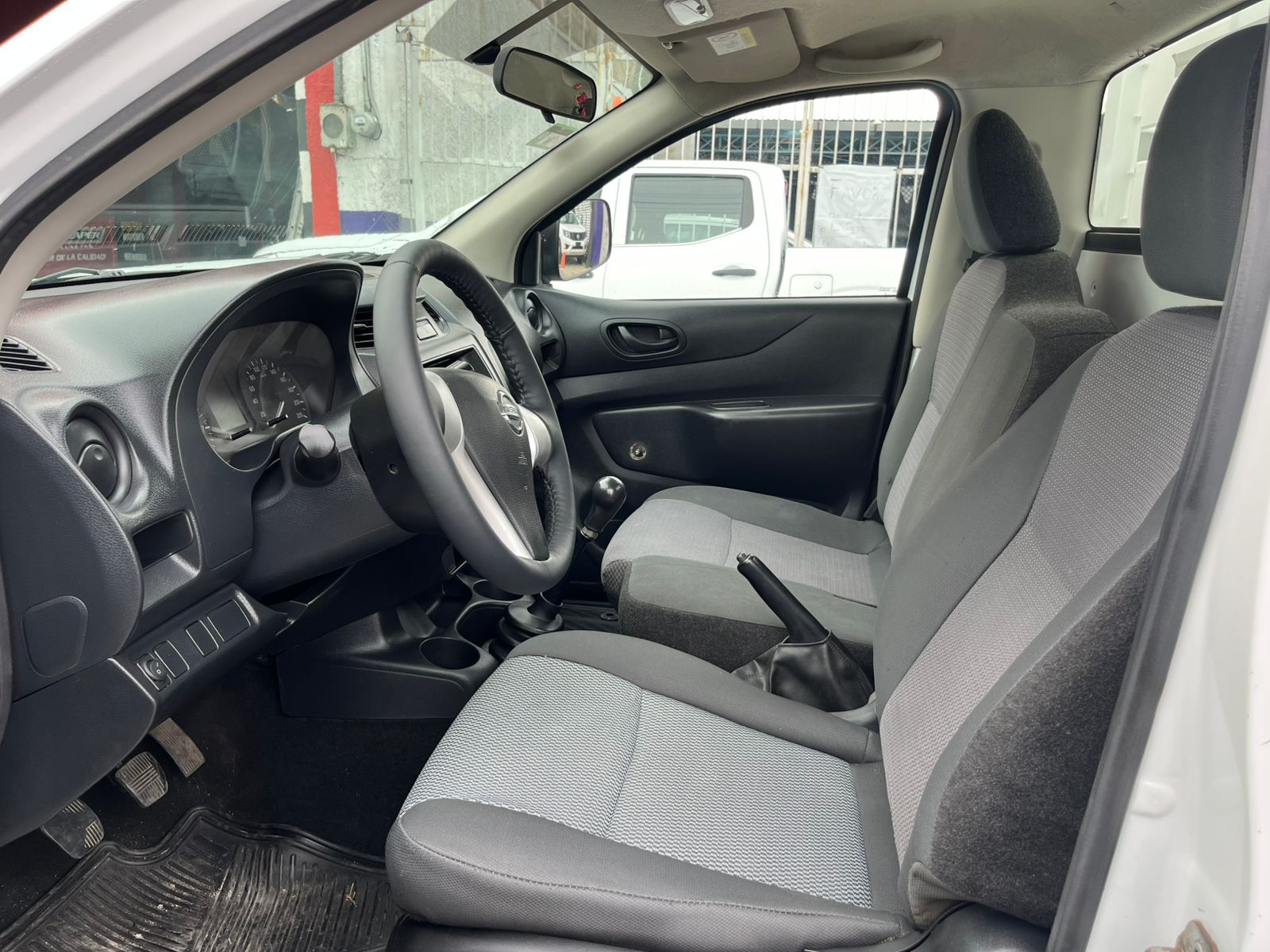 Nissan Np300 ESTACAS 2019