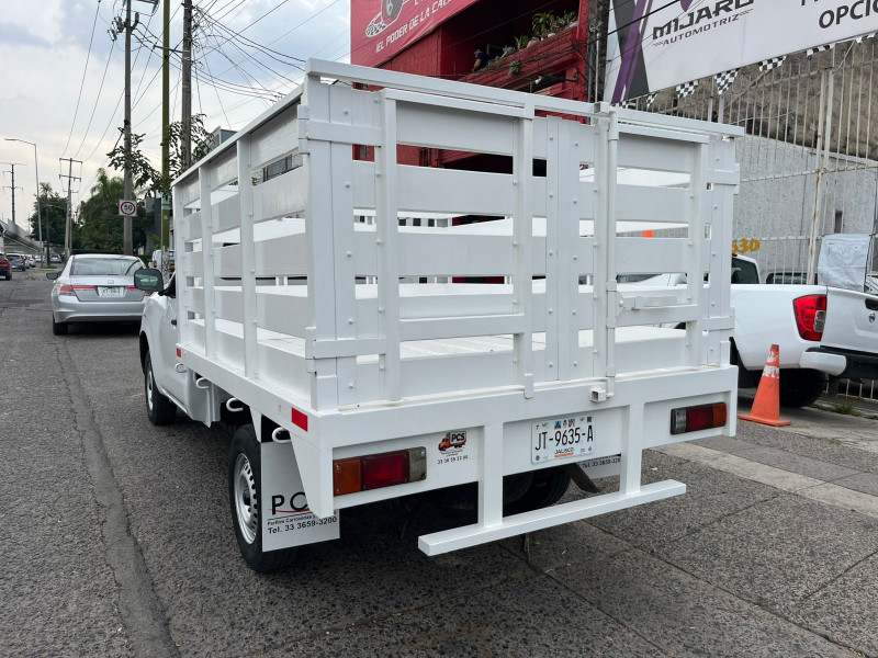 Nissan Np300 ESTACAS 2019