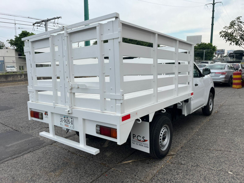 Nissan Np300 ESTACAS 2019