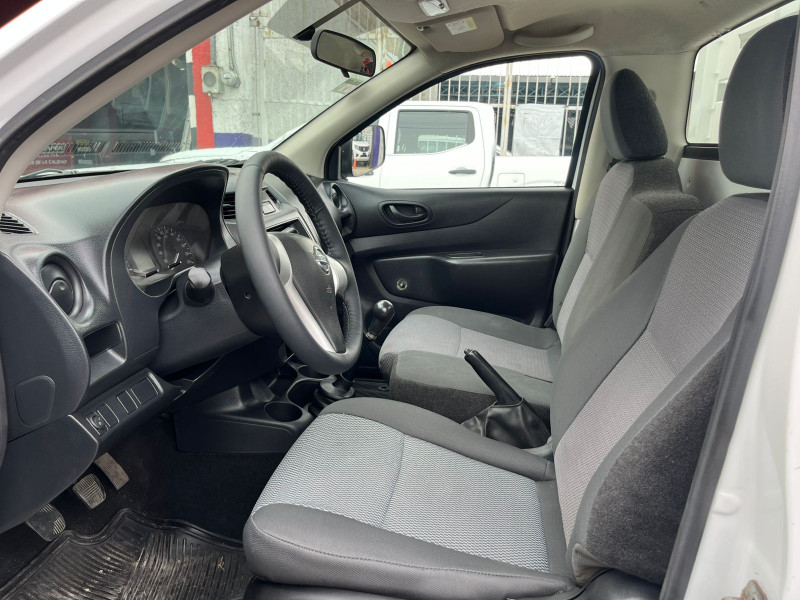 Nissan Np300 ESTACAS 2019