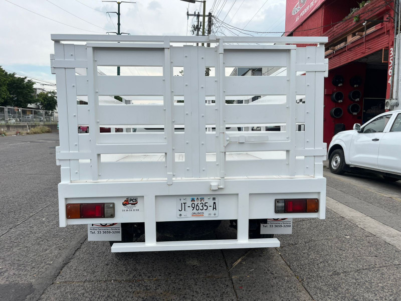 Nissan Np300 ESTACAS 2019