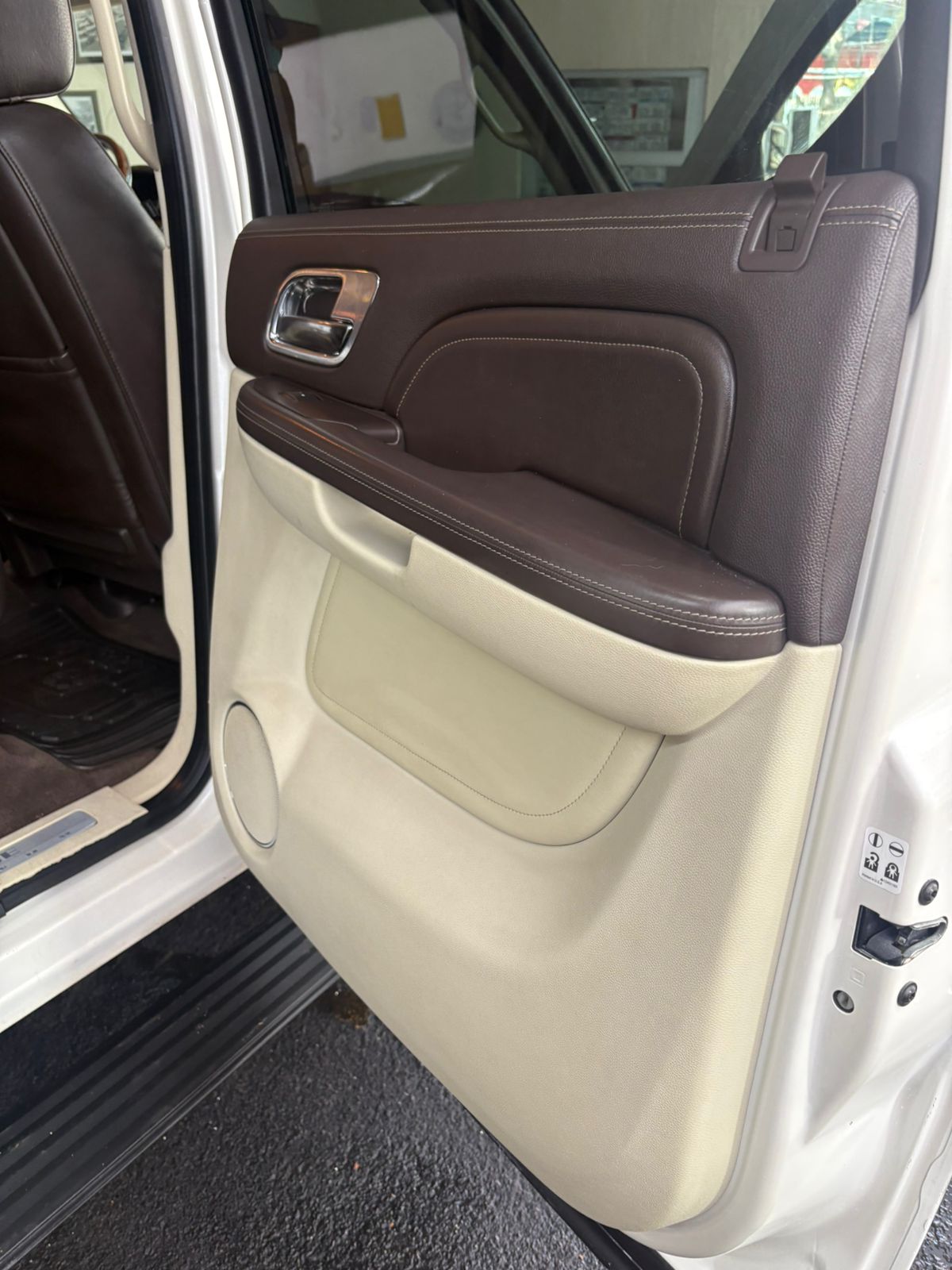 Cadillac Escalade ESV Platinum 2011