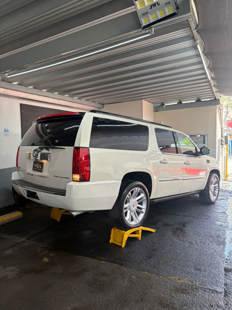 Cadillac Escalade ESV Platinum 2011