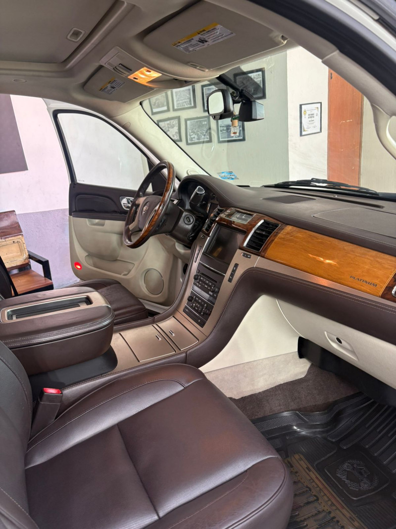 Cadillac Escalade ESV Platinum 2011