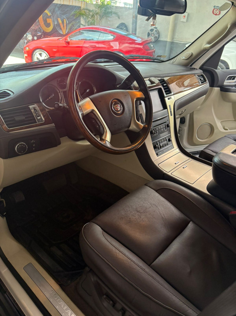 Cadillac Escalade ESV Platinum 2011