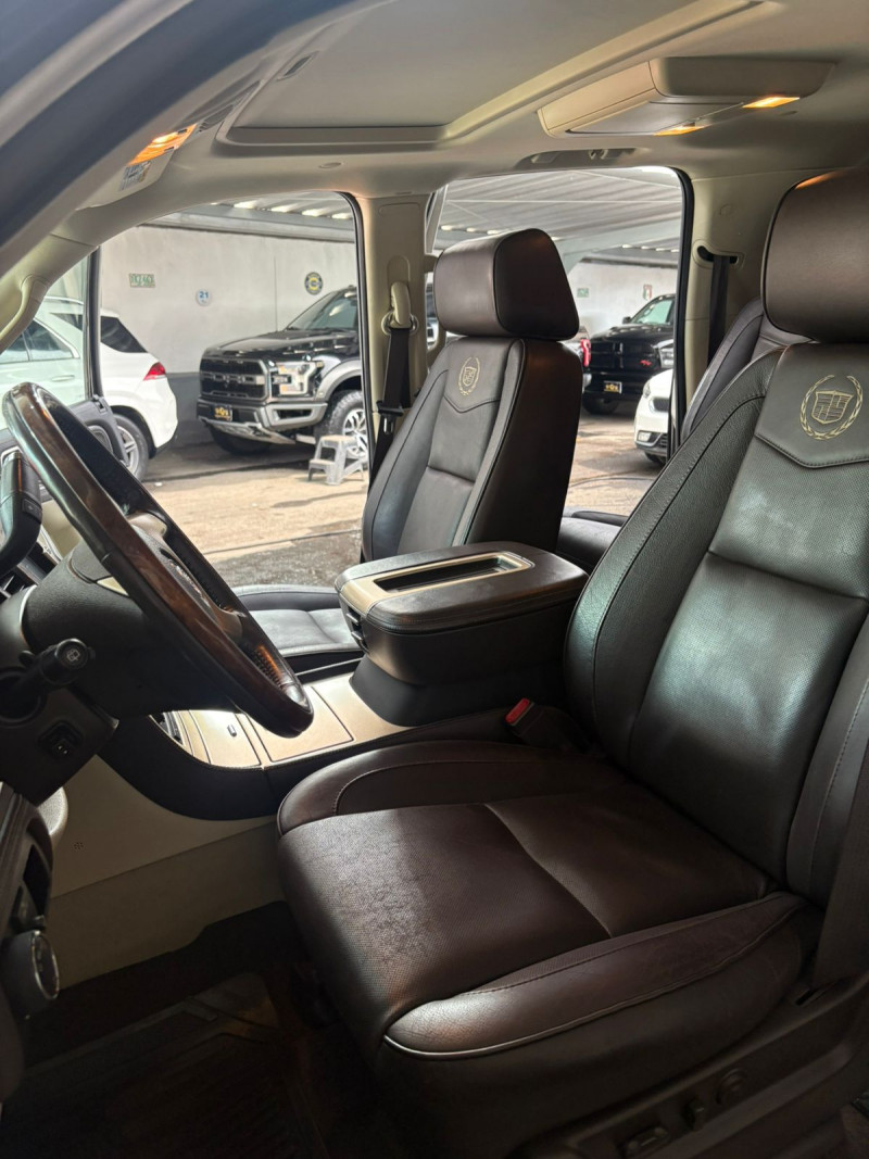 Cadillac Escalade ESV Platinum 2011