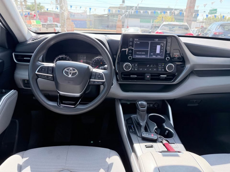 Toyota Highlander LE 2021