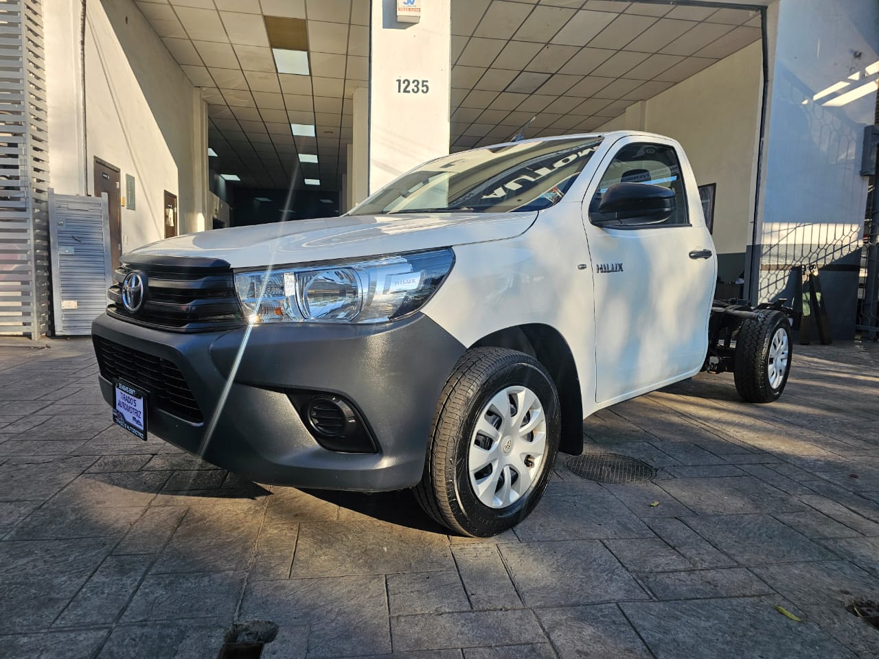 Toyota Hilux chasi cabina 2023