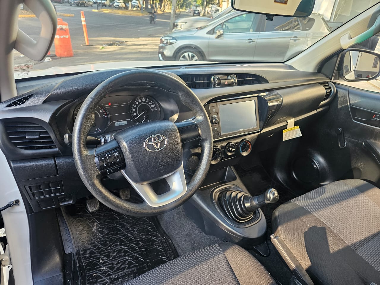 Toyota Hilux chasi cabina 2023