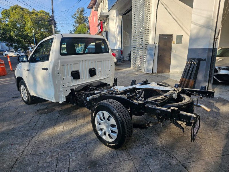 Toyota Hilux chasi cabina 2023