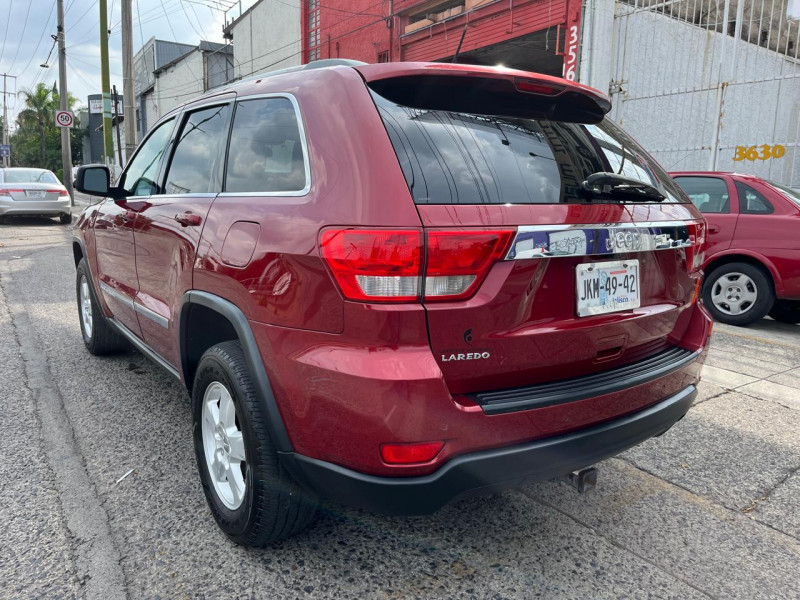 Jeep Cherokee LAREDO 2012