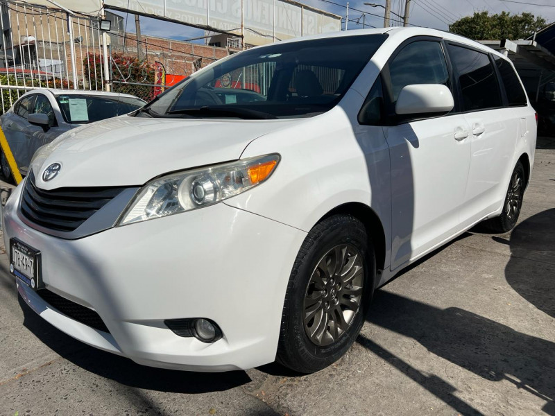 Toyota Sienna XLE 2013